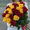 25 красных и желтых роз 60 см